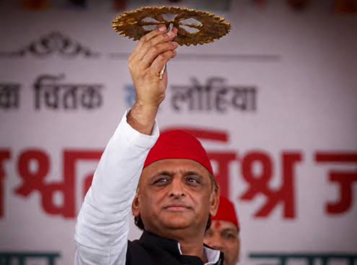 YadavManish1001's tweet photo. स्वतंत्र भारद्वाज की उल्टी गिनती तो उसी दिन से शुरू हो गई थी जिस दिन इसने श्री कृष्ण जी के वंशज अखिलेश यादव जी को खुलेआम गालियां दिया था..

आज भगवान श्री कृष्ण जी ने अपने जनम दिन पर इसको गिरफ्तार करके जेल भेजवा दिया है और इस तरह के लोगों यह अहसास दिलवा दिया है कि सबसे बैर कर लेना लेकिन किसी यदुवंशी को कुछ उल्टा सीधा मत कहना..😎