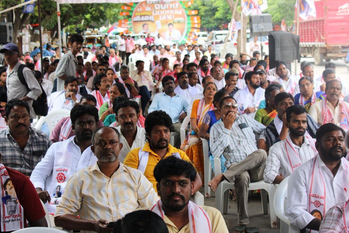 JSPTelangana's tweet photo. #22A #JanaSenaTelangana #JSPForTelangana

తెలంగాణలో 22-A భూముల సమస్యపై జనసేన నిరసన దీక్షకు భారీ స్పందన

బాధితుల సమస్యలను స్వీకరించిన జనసేన నాయకులు

హైదరాబాద్: 22-A భూముల సమస్యకు శాశ్వత పరిష్కారం చూపాలని, అర్హులైన ప్రజల భూములను 22-A జాబితా నుంచి తొలగించి వారి ఆస్తిహక్కులను పరిరక్షించాలని డిమాండ్ చేస్తూ జనసేన పార్టీ తెలంగాణ ఆధ్వర్యంలో శుక్రవారం ఇందిరా పార్క్ ధర్నా చౌక్ వద్ద నిర్వహించిన భారీ నిరసన దీక్షకు విశేష స్పందన లభించింది.

జనసేన తెలంగాణ రాష్ట్ర ఇన్చార్జ్ శ్రీ నేమూరి శంకర్ గౌడ్ పిలుపుతో, రాష్ట్ర నాయకులు శ్రీ రాధారం రాజలింగం ఆధ్వర్యంలో నిర్వహించిన ఈ కార్యక్రమంలో రాష్ట్రంలోని వివిధ జిల్లాలు, నియోజకవర్గాల నుంచి జనసేన నాయకులు, వీర మహిళలు, యువతతో పాటు 22-A బాధితులు పెద్ద సంఖ్యలో పాల్గొన్నారు.

ఈ సందర్భంగా శ్రీ నేమూరి శంకర్ గౌడ్ మాట్లాడుతూ.. 22-A సమస్య వేలాది కుటుంబాల భూములు, ఆస్తులు, భవిష్యత్తుతో ముడిపడిన ప్రజా సమస్య అని అన్నారు. ప్రభుత్వం తక్షణమే స్పందించి శాశ్వత పరిష్కారం చూపాలని డిమాండ్ చేశారు. బాధితులకు న్యాయం జరిగే వరకు జనసేన పోరాటం కొనసాగుతుందని స్పష్టం చేశారు.

జనసేన పార్టీ ప్రచార కార్యదర్శి శ్రీ సాగర్ ఆర్.కె. నాయుడు మాట్లాడుతూ ప్రజల భూములు, ఆస్తులపై అనిశ్చితి తొలగించేలా ప్రభుత్వం పారదర్శకమైన విధానాన్ని తీసుకురావాలని డిమాండ్ చేశారు.

22-A సమస్యతో ఎదుర్కొంటున్న ఇబ్బందులను బాధితులు జనసేన నాయకుల దృష్టికి తీసుకువచ్చి, తమ భూములకు సంబంధించిన పత్రాలు, ఆధారాలను సమర్పించారు.

ఈ కార్యక్రమంలో ఎం. దామోదర్ రెడ్డి, మచ్చ సుధాకర్, మమ్మారెడ్డి ప్రేమ్ కుమార్, మేకల సతీష్ రెడ్డి, గడల శ్రీనివాస్, సంపత్ నాయక్, మండపాక కావ్య, పొన్నూరు శిరీష, ప్రజీత్ గౌడ్, మిరియాల రామకృష్ణ, మేడ రామకృష్ణ, నందగిరి సతీష్, సురేష్ రెడ్డి, యడమ రాజేష్, వెంకటాచారి, మాధవ రెడ్డి, ప్రేమ్ గాంధీ, హైందవ రెడ్డి, తనుజా రెడ్డి, నివిత, మంథని సంపత్, డాక్టర్ రాజ్ కుమార్, చుంచు రాజ్ కిరణ్ తదితర అధికార ప్రతినిధులు, నాయకులు, వీర మహిళలు పాల్గొన్నారు.