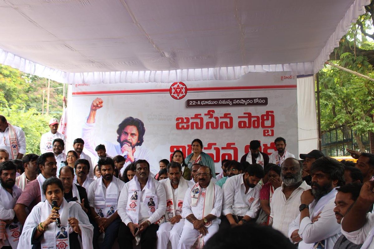 JSPTelangana's tweet photo. #22A #JanaSenaTelangana #JSPForTelangana

తెలంగాణలో 22-A భూముల సమస్యపై జనసేన నిరసన దీక్షకు భారీ స్పందన

బాధితుల సమస్యలను స్వీకరించిన జనసేన నాయకులు

హైదరాబాద్: 22-A భూముల సమస్యకు శాశ్వత పరిష్కారం చూపాలని, అర్హులైన ప్రజల భూములను 22-A జాబితా నుంచి తొలగించి వారి ఆస్తిహక్కులను పరిరక్షించాలని డిమాండ్ చేస్తూ జనసేన పార్టీ తెలంగాణ ఆధ్వర్యంలో శుక్రవారం ఇందిరా పార్క్ ధర్నా చౌక్ వద్ద నిర్వహించిన భారీ నిరసన దీక్షకు విశేష స్పందన లభించింది.

జనసేన తెలంగాణ రాష్ట్ర ఇన్చార్జ్ శ్రీ నేమూరి శంకర్ గౌడ్ పిలుపుతో, రాష్ట్ర నాయకులు శ్రీ రాధారం రాజలింగం ఆధ్వర్యంలో నిర్వహించిన ఈ కార్యక్రమంలో రాష్ట్రంలోని వివిధ జిల్లాలు, నియోజకవర్గాల నుంచి జనసేన నాయకులు, వీర మహిళలు, యువతతో పాటు 22-A బాధితులు పెద్ద సంఖ్యలో పాల్గొన్నారు.

ఈ సందర్భంగా శ్రీ నేమూరి శంకర్ గౌడ్ మాట్లాడుతూ.. 22-A సమస్య వేలాది కుటుంబాల భూములు, ఆస్తులు, భవిష్యత్తుతో ముడిపడిన ప్రజా సమస్య అని అన్నారు. ప్రభుత్వం తక్షణమే స్పందించి శాశ్వత పరిష్కారం చూపాలని డిమాండ్ చేశారు. బాధితులకు న్యాయం జరిగే వరకు జనసేన పోరాటం కొనసాగుతుందని స్పష్టం చేశారు.

జనసేన పార్టీ ప్రచార కార్యదర్శి శ్రీ సాగర్ ఆర్.కె. నాయుడు మాట్లాడుతూ ప్రజల భూములు, ఆస్తులపై అనిశ్చితి తొలగించేలా ప్రభుత్వం పారదర్శకమైన విధానాన్ని తీసుకురావాలని డిమాండ్ చేశారు.

22-A సమస్యతో ఎదుర్కొంటున్న ఇబ్బందులను బాధితులు జనసేన నాయకుల దృష్టికి తీసుకువచ్చి, తమ భూములకు సంబంధించిన పత్రాలు, ఆధారాలను సమర్పించారు.

ఈ కార్యక్రమంలో ఎం. దామోదర్ రెడ్డి, మచ్చ సుధాకర్, మమ్మారెడ్డి ప్రేమ్ కుమార్, మేకల సతీష్ రెడ్డి, గడల శ్రీనివాస్, సంపత్ నాయక్, మండపాక కావ్య, పొన్నూరు శిరీష, ప్రజీత్ గౌడ్, మిరియాల రామకృష్ణ, మేడ రామకృష్ణ, నందగిరి సతీష్, సురేష్ రెడ్డి, యడమ రాజేష్, వెంకటాచారి, మాధవ రెడ్డి, ప్రేమ్ గాంధీ, హైందవ రెడ్డి, తనుజా రెడ్డి, నివిత, మంథని సంపత్, డాక్టర్ రాజ్ కుమార్, చుంచు రాజ్ కిరణ్ తదితర అధికార ప్రతినిధులు, నాయకులు, వీర మహిళలు పాల్గొన్నారు.