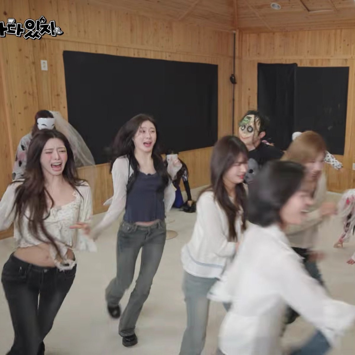 hrtz4chaer's tweet photo. the group who sang about fighting the monsters on your ceiling btw https://t.co/ereXCDxpDh