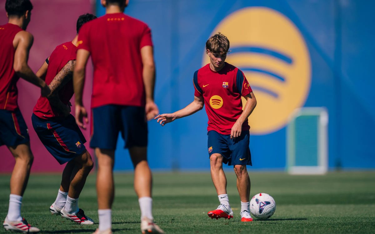 ArenaDeportes_'s tweet photo. 🚨 ¡IÜ MARTÍNEZ, CON EL PRIMER EQUIPO POR SEGUNDA DIA CONSECUTIVO!  

El joven azulgrana Iü Martínez se ha ejercitado hoy con el primer equipo del Barça. 💪  

Una nueva oportunidad para el canterano en dinámica con los de Hansi Flick.  

#Masia #FcBarcelona🔵🔴 https://t.co/Nm9os8Q5k2