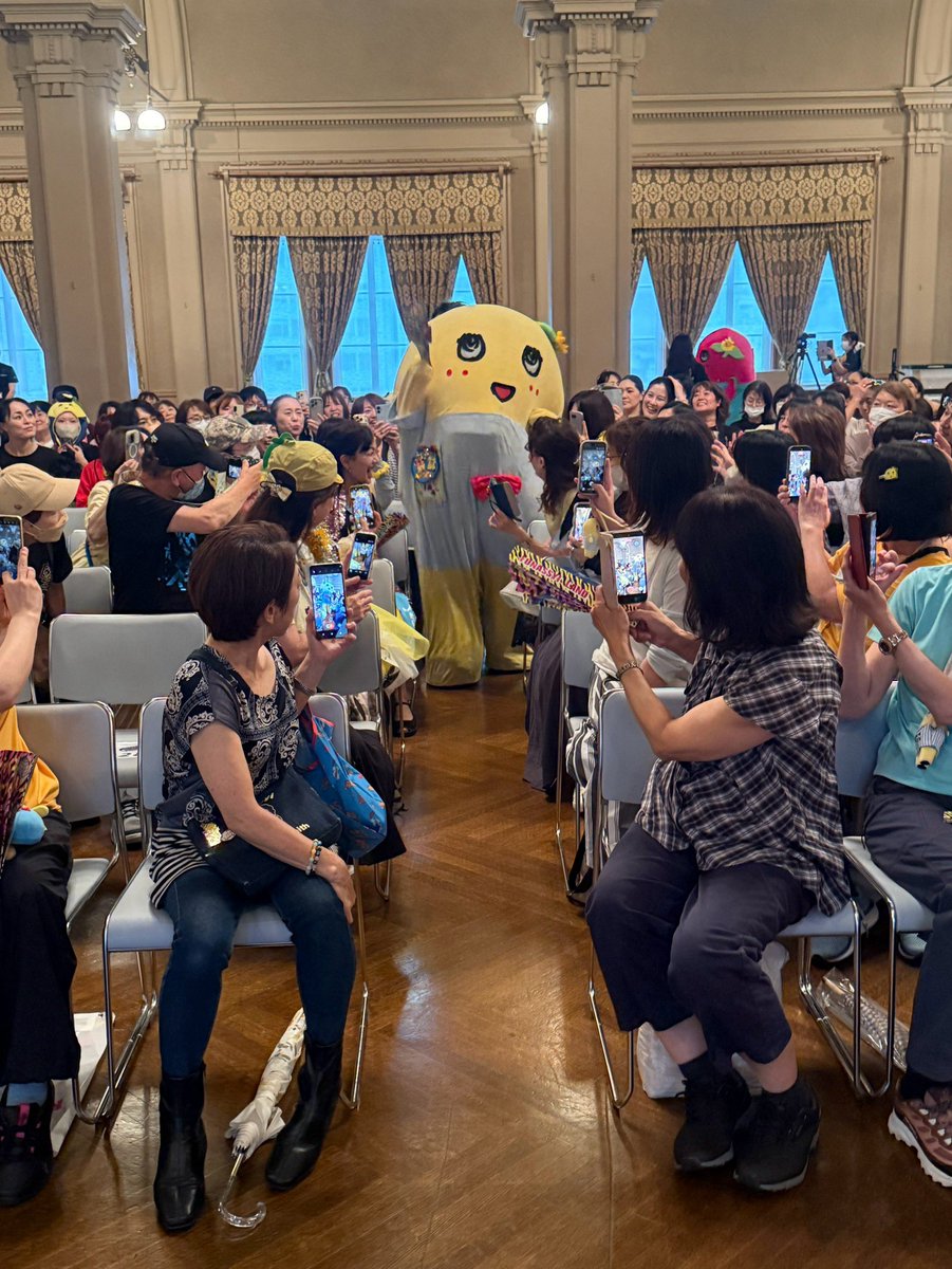 funassyi's tweet photo. みんなー今日も一日お疲れ様なっしー♪
ヾ(。゜▽゜)ノ大阪ふなっしーlandイベントめっちゃ盛り上がったなっしなー♪ご来場のみなさま配信見てくれたみんなもありがとうなっしー♪
また大阪でお会いしましょうなっしー♪
やっぱすっきやね〜ん♪

明日も元気に過ごせます様に梨汁ブシャー:＊
もやすっきやねん