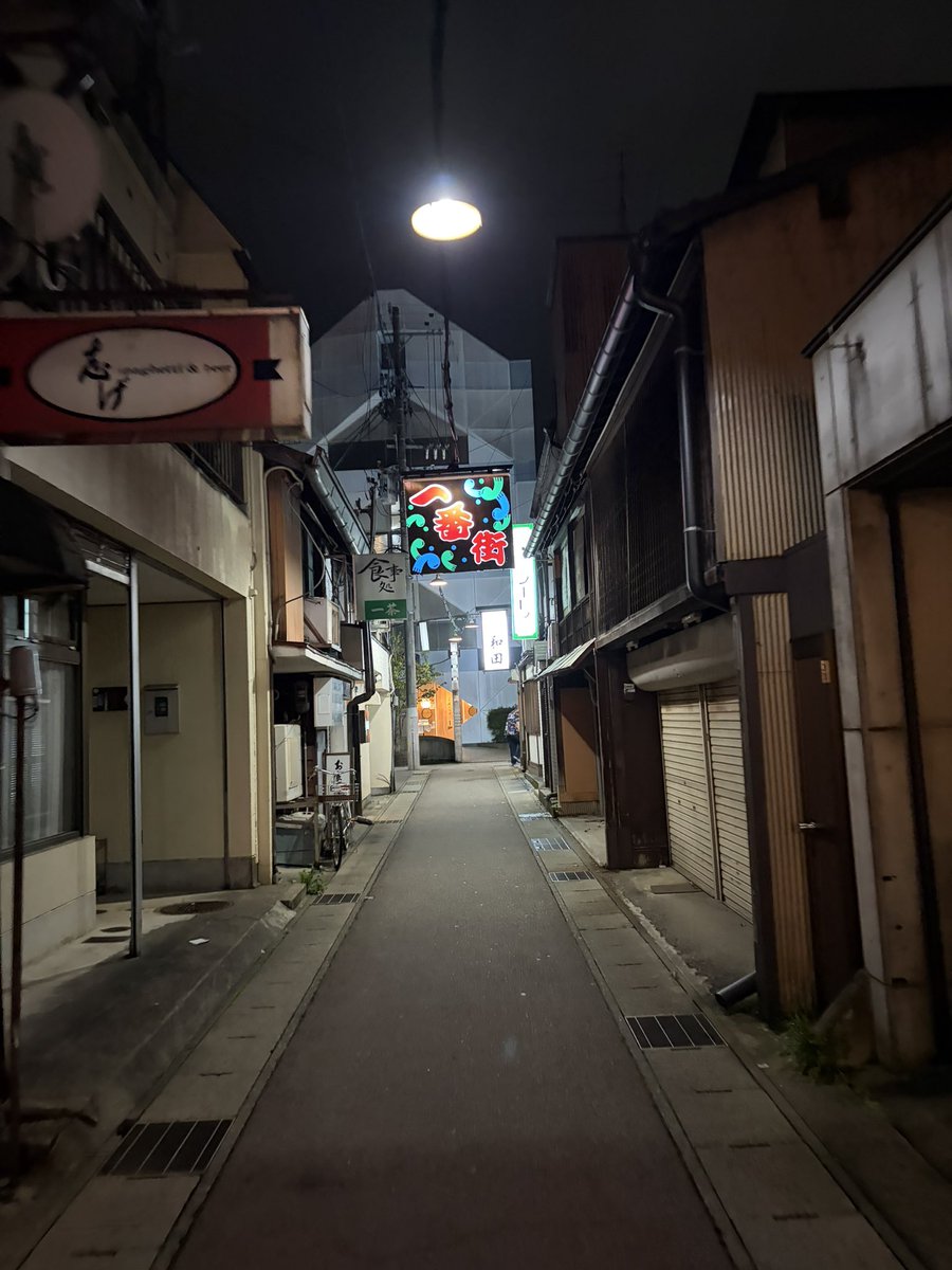 JFNKdoihii's tweet photo. どうやら観光地っぽいところのホテルらしい。
周辺が雰囲気あるものに囲まれて外国人だらけだ。
うーんだるい。 https://t.co/TTumgSPeon