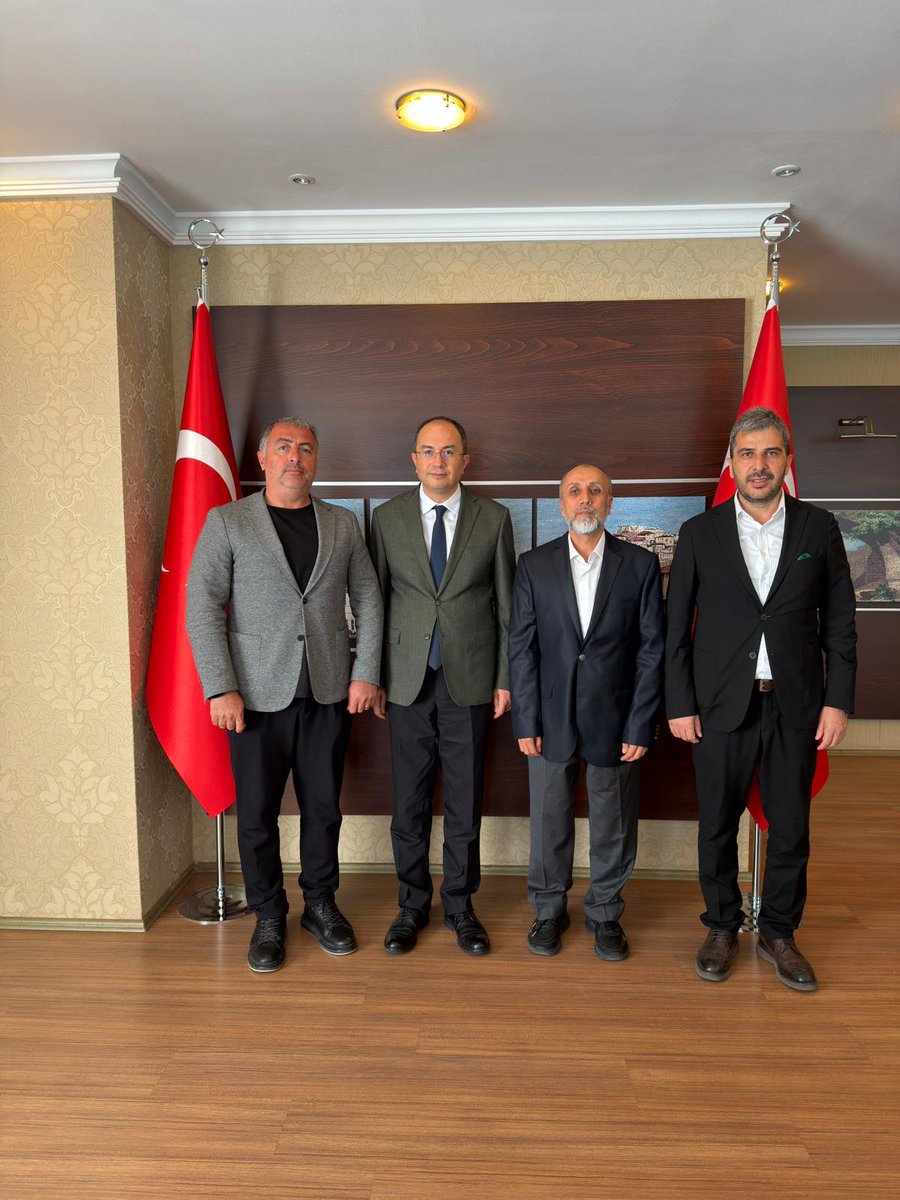 ankara_kg's tweet photo. Keçtaş Ankara Keçiörengücü Başkan Vekilimiz Mehmet Ali Kul ve Yönetim Kurulu Üyelerimiz, Keçiören Kaymakamı Sayın Mehmet Soğukpınar’ı makamında ziyaret etti.
Gerçekleşen ziyaretin sonunda Sayın Soğukpınar’a takımımızın forması takdim edildi.
Nazik misafirperverlikleri için Sayın Kaymakamımıza teşekkür ederiz.

@keciorenkymkm