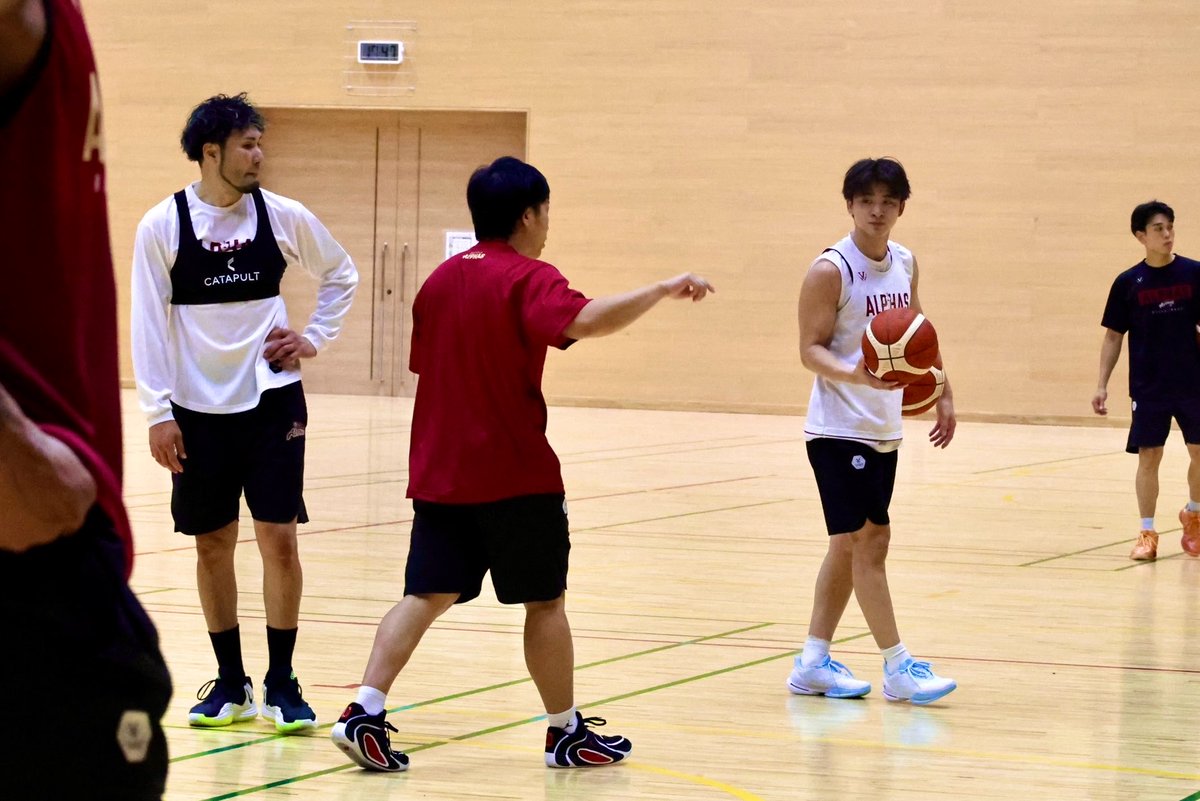 KoshigayaAlphas's tweet photo. ◤ ALPHAS Team practice ◢

明日は今季初の公開でのプレシーズンゲーム🏀
（AWAY宇都宮ブレックス戦🐻🥟）

本日チームは宇都宮に移動し、日環アリーナ栃木のサブアリーナをお借りしての試合に向けた前日練習を行いました⛹️‍♂️❤️‍🔥

#越谷アルファーズ #Bリーグ https://t.co/fyYfQKyOAG