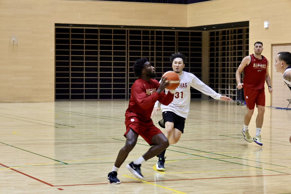 KoshigayaAlphas's tweet photo. ◤ ALPHAS Team practice ◢

明日は今季初の公開でのプレシーズンゲーム🏀
（AWAY宇都宮ブレックス戦🐻🥟）

本日チームは宇都宮に移動し、日環アリーナ栃木のサブアリーナをお借りしての試合に向けた前日練習を行いました⛹️‍♂️❤️‍🔥

#越谷アルファーズ #Bリーグ https://t.co/fyYfQKyOAG