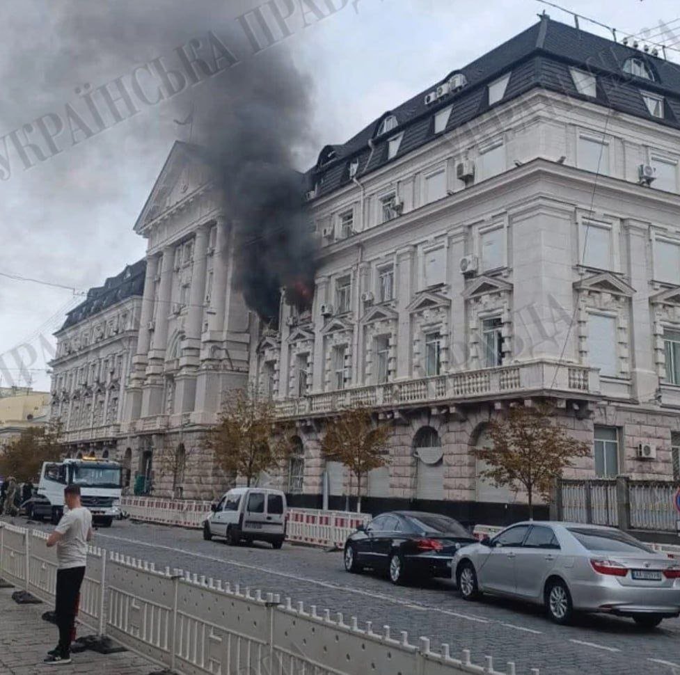 Debaser83994181's tweet photo. In Kiew ist eine russische Drohne gezielt in das Büro des Chefs des ukrainischen Geheimdiensts SBU, Poklod, reingekracht.  Interessant zu sehen,  dass auch mal die Entscheidungsträger des Kiewer Regimes gejagt werden. https://t.co/K86nVlHXOc