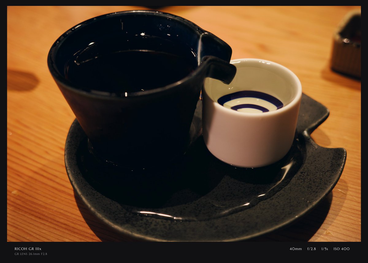 RXIXGXN's tweet photo. カウンターの明かりと、タレの艶。
暗い店先でも、気負わずスッと手元を残せるのがやっぱりいい。

良い夜でした

📷 RICOH GR IIIx

#RICOHGR #GRIIIx #酒場スナップ #日常 https://t.co/LInovdN6gb