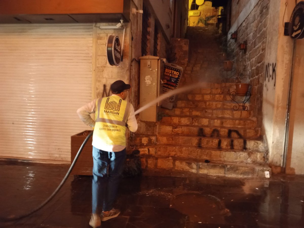 MardinBuyukshr's tweet photo. 📌Artuklu | Tarihi 1. Caddede Temizlik Çalışmalarımız

Mardin Büyükşehir Belediyesi olarak, Artuklu İlçemiz Tarihi 1. Caddede köpüklü ve tazyikli suyla kapsamlı temizlik ve çevre düzenleme çalışmaları gerçekleştiriyoruz.

Cadde genelinde yol ve kaldırım yüzeyleri detaylı şekilde yıkanarak daha temiz ve sağlıklı bir ortam sağlandı.