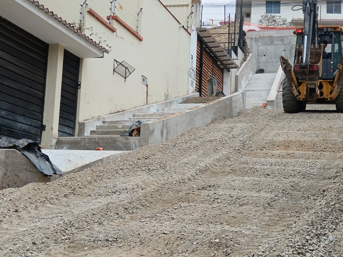 OOPPCuenca's tweet photo. 🚧 En la Pasacalle la ingeniería también deja huella

🪜 Las escalinatas ya están listas y son parte de un gran trabajo técnico que transforman este sector de la parroquia Bellavista.

✅ La próxima semana iniciamos la fundición de 131m. https://t.co/DFa0uj2xdX