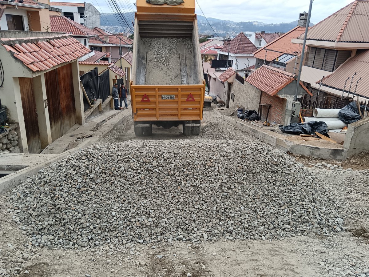 OOPPCuenca's tweet photo. 🚧 En la Pasacalle la ingeniería también deja huella

🪜 Las escalinatas ya están listas y son parte de un gran trabajo técnico que transforman este sector de la parroquia Bellavista.

✅ La próxima semana iniciamos la fundición de 131m. https://t.co/DFa0uj2xdX