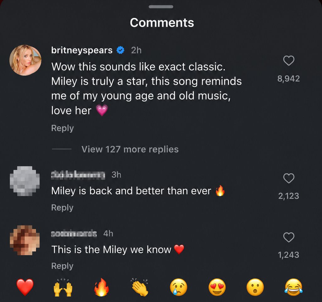 cayorosendo's tweet photo. 🚨 A MAIOR REFERÊNCIA REVERENCIOU 

Britney Spears aclamando a nova música de Miley, BASS PERSUADES

“Uau, isso soa como um clássico exato. Miley é verdadeiramente uma estrela. Essa música me lembra da minha juventude e da música antiga. Adoro ela.” 💗

SÃO MÃE E FILHA MESMO https://t.co/lA501Vf2jF