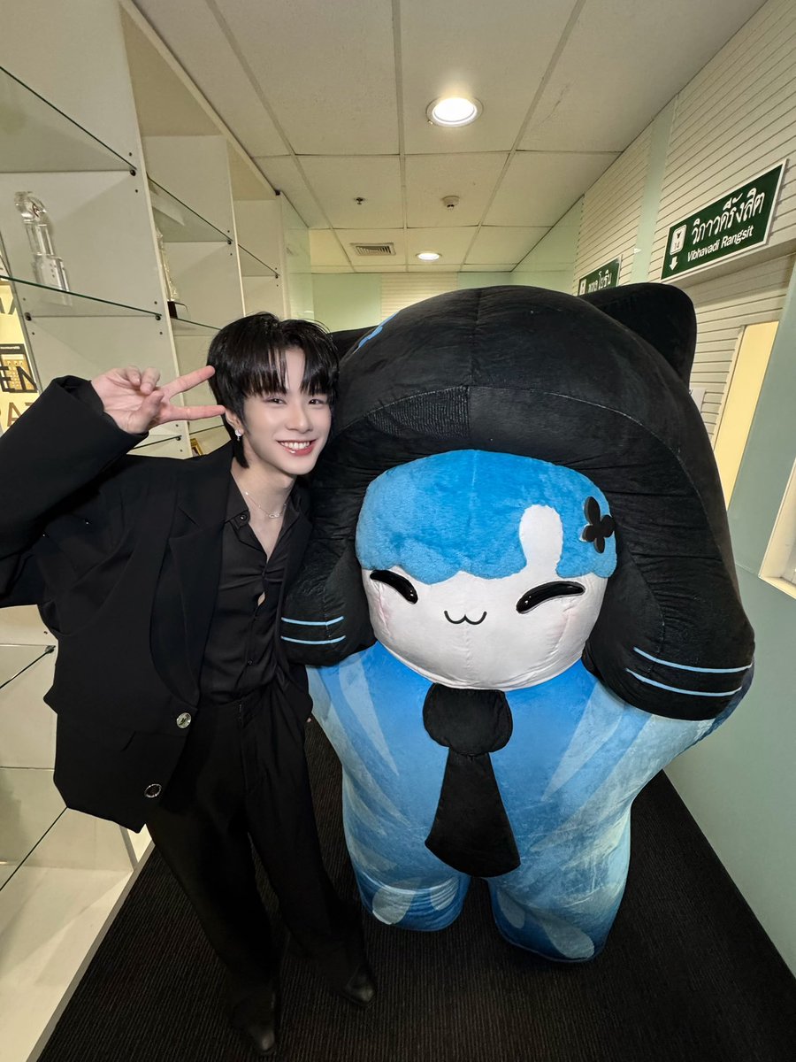 Mhiiprew's tweet photo. Unyaii~ 🦋 Are you ready to take double the cuteness damage? Ehehe 😚 The cheers are so loud! 𝐏𝗋α𝖾ω and Papa are super duper happy 🩵 Can I get some more encouragement, please? I’m so excited! 😘 @savevvrg https://t.co/aVOWY7Kkb9