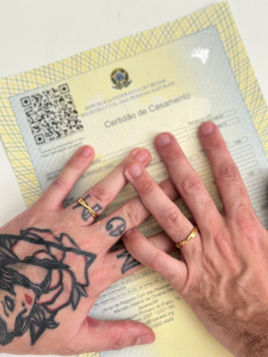 eimaurinho's tweet photo. A homossexualidade venceu. Oficialmente casado 💍🏳️‍🌈 https://t.co/ImMF6QnkPg