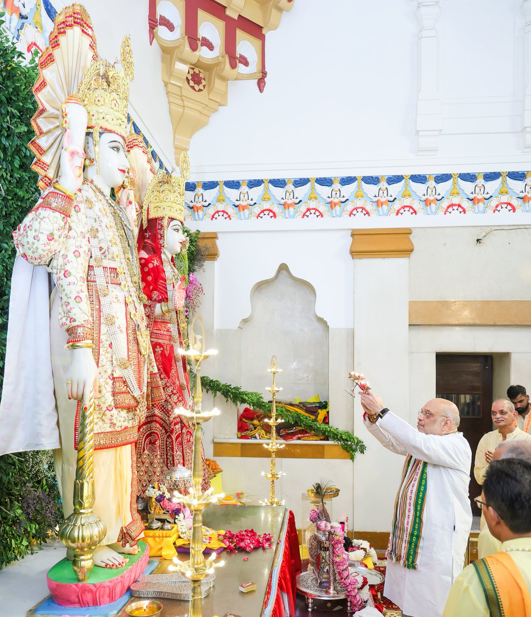 AmitShah's tweet photo. जय श्री कृष्ण!

पूरा देश 'श्रीकृष्ण जन्माष्टमी' का पावन पर्व श्रद्धा, भक्ति और हर्षोल्लास के साथ मना रहा है। आज इस शुभ अवसर पर नई दिल्ली के बिरला मंदिर में भगवान श्री कृष्ण के दर्शन-पूजन कर समस्त देशवासियों की सुख, शांति और उन्नति की कामना की। https://t.co/0A7BuPYXHh