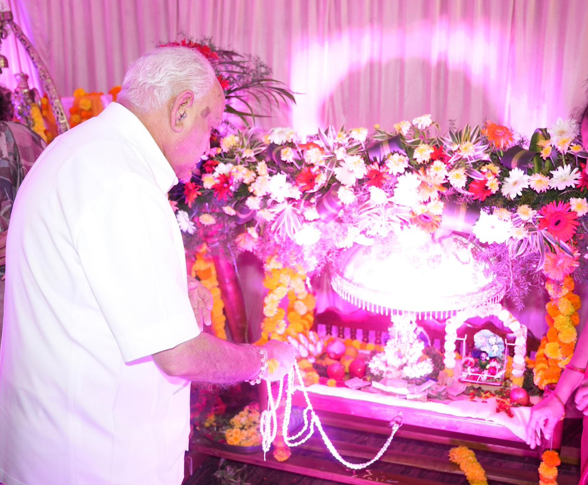 BSYBJP's tweet photo. ಶ್ರೀಕೃಷ್ಣ ಜನ್ಮಾಷ್ಟಮಿಯ ಪವಿತ್ರ ಸಂದರ್ಭದಲ್ಲಿ ಇಂದು ಶಿವಮೊಗ್ಗ ನಗರದ ಶ್ರೀ ಕೃಷ್ಣ ��ೇವಸ್ಥಾನಕ್ಕೆ ಭೇಟಿ ನೀಡಿ, ಬಾಲ ಗೋಪಾಲನ ದರ್ಶನ ಪಡೆದು, ನಾಡಿನ ಒಳಿತಿಗಾಗಿ ವಿಶೇಷ ಪೂಜೆ-ಪ್ರಾರ್ಥನೆಗಳನ್ನು ಸಲ್ಲಿಸಲಾಯಿತು. ಬಳಿಕ, ಶ್ರೀ ಸಾಯಿಬಾಬಾ ಮಂದಿರಕ್ಕೆ ಭೇಟಿ ನೀಡಿ, ಪೂಜ್ಯ  ಸಾಯಿ ಭಗವಾನರ ದರ್ಶನ ಪಡೆದು ಪೂಜೆ ನೆರವೇರಿಸಲಾಯಿತು. ಶ್ರೀಕೃಷ್ಣನ ಶ್ರೀರಕ್ಷೆ ಮತ್ತು ಬಾಬಾರ ಕಾರುಣ್ಯ ಭಕ್ತಜನತೆಯ ಮೇಲೆ ಸದಾ ಇರಲಿ.