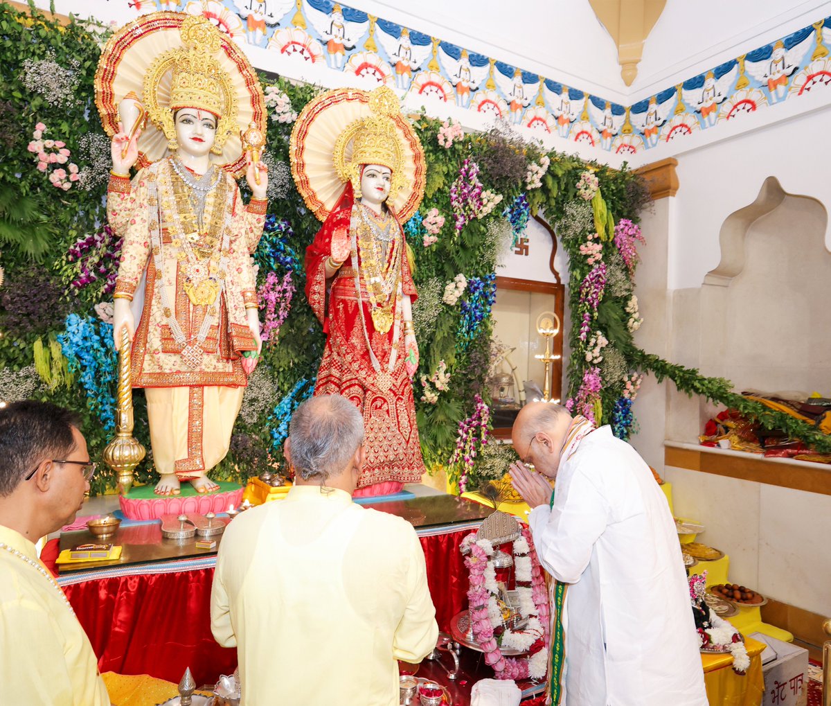 AmitShah's tweet photo. जय श्री कृष्ण!

पूरा देश 'श्रीकृष्ण जन्माष्टमी' का पावन पर्व श्रद्धा, भक्ति और हर्षोल्लास के साथ मना रहा है। आज इस शुभ अवसर पर नई दिल्ली के बिरला मंदिर में भगवान श्री कृष्ण के दर्शन-पूजन कर समस्त देशवासियों की सुख, शांति और उन्नति की कामना की। https://t.co/0A7BuPYXHh