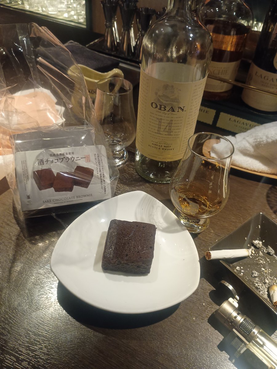 tessyt105's tweet photo. 酒チョコブラウニーもろた👍
酒チョコに酒を合わせるw
オーバンから乾杯🍻 https://t.co/w5XocbQFgT