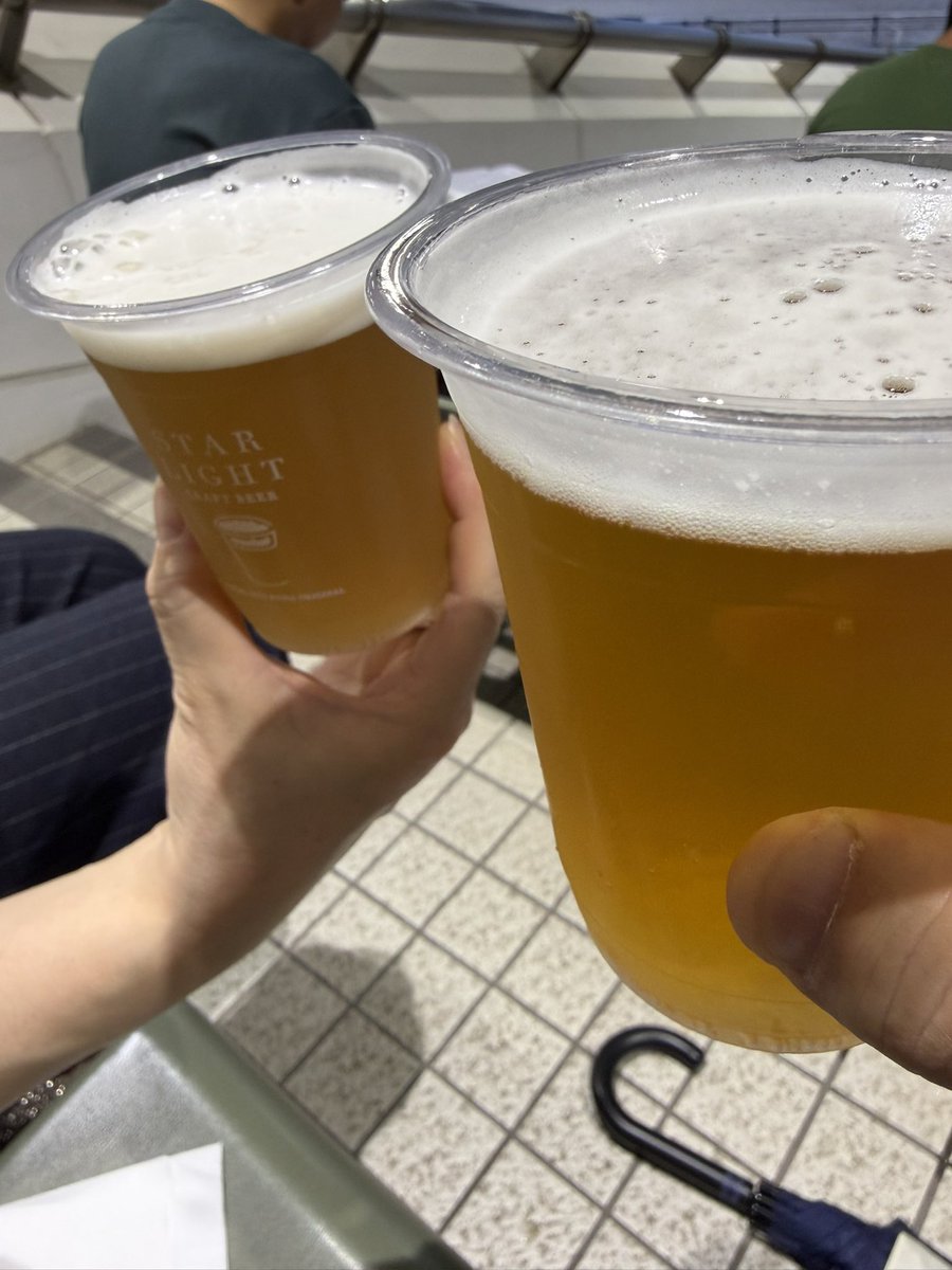 kumadamasashi's tweet photo. 今日は娘が友達と餃子パーティーに行っておりました🥟

なので僕と奥さん2人で

”大井競馬場トゥインクルレース“

にデートしてきました🏇❤️

ビールを買い（僕はノンアル）、モツ煮や唐揚げも買い、楽しく過ごしました🍻🐷🐔🤣

勝敗の方は僕が1回、奥さんは0回の勝率でしたが、勝った馬券は娘の誕生日7・9で当たりました👧🎯

まぁ勝敗はダメでしたが、でも今日は馬券を買いに行ったのではない🙅‍♂️

良い思い出を買いに行きました🤝🫶

楽しいひと時を過ごさせてくれた大井競馬場ありがとでした🙇‍♂️(^_-)