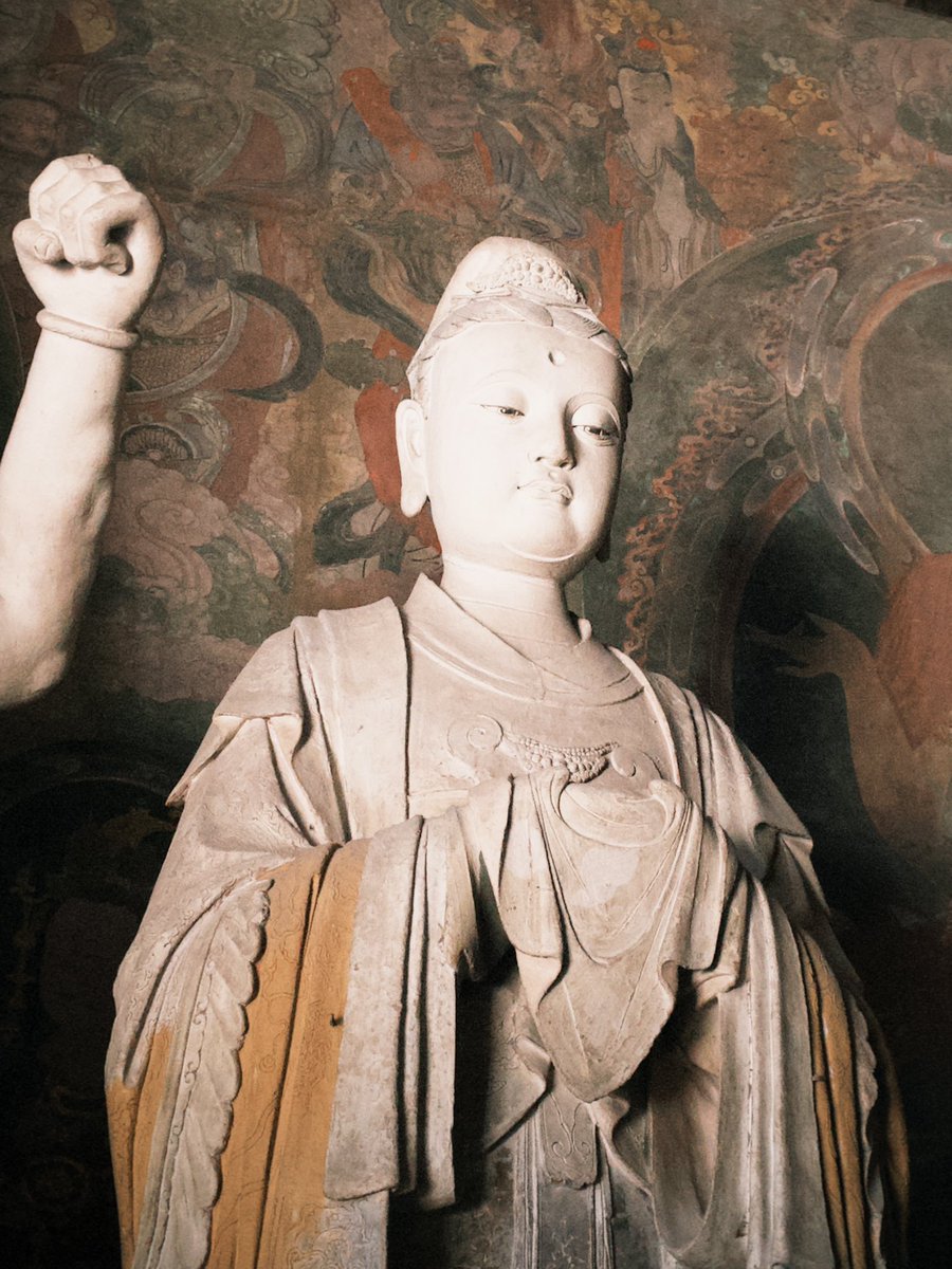 redend110's tweet photo. 大同市区里古建主要是看善化寺和华严寺。华严寺管理真有问题，外面圈了一大块商业街，又丑又吵，里面建了新寺庙，新旧融合不好显得一开始感官不行，关键是古寺内竟然还允许旅拍，各种姑娘搔首弄姿都很长时间。善化寺好多了，没这三个大问题。当然古佛像都是极美的。 https://t.co/0C7v1L89WU