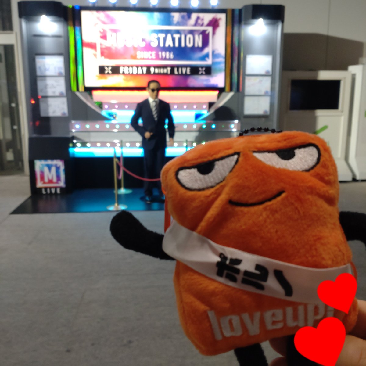 pg_yz_wkb's tweet photo. 久々の観覧📺かっこよかった😍
数列後ろでも、昭仁さんとは目が合ったと錯覚するくらい近くて、晴一さんは遠かったけど、隙間からちょいちょい見えたし、こっち側にも目線くれてた🥰(気がする😂)
メドレーの構成不明のまま本番だったから、ここ違くない🤔？ってなる部分もあったけど贅沢な時間だった✨ https://t.co/iIMmB0i4Ne