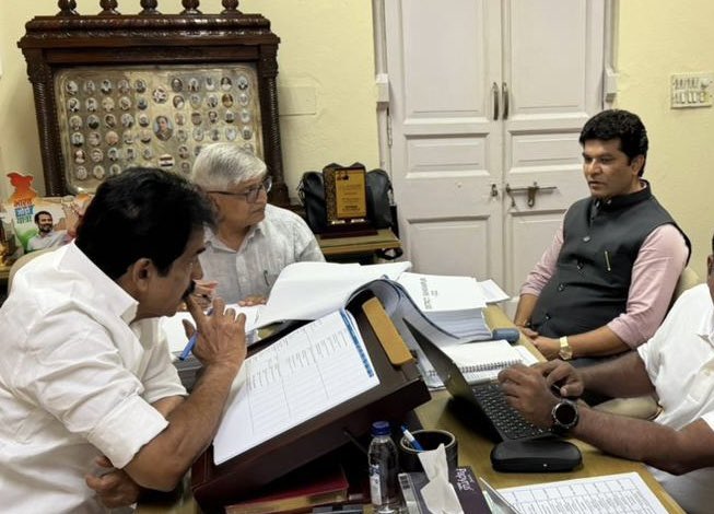 shyamkumarbarve's tweet photo. 📍 नई दिल्ली | 🗓️ 04 सितंबर 2026 

आज नई दिल्ली में भारतीय राष्ट्रीय कांग्रेस के महासचिव एवं लोकसभा सांसद श्री के.सी. वेणुगोपाल जी से शिष्टाचार भेंट की।

इस अवसर पर गोरखपुर जिले के पर्यवेक्षक के रूप में संपन्न 5 दिवसीय दौरे के अनुभवों, संगठनात्मक गतिविधियों एवं आगामी कार्ययोजना पर विस्तृत चर्चा की। साथ ही, लोकसभा क्षेत्र एवं पार्टी से जुड़े विभिन्न महत्वपूर्ण विषयों पर भी विचार-विमर्श हुआ।
श्री वेणुगोपाल जी का मार्गदर्शन सदैव संगठन को नई ऊर्जा एवं दिशा प्रदान करता है।

श्यामकुमार दौलत बर्वे
सांसद — रामटेक लोकसभा

#kcvenugopal #congress #ramtekloksabha #shyamkumarbarve #aicc