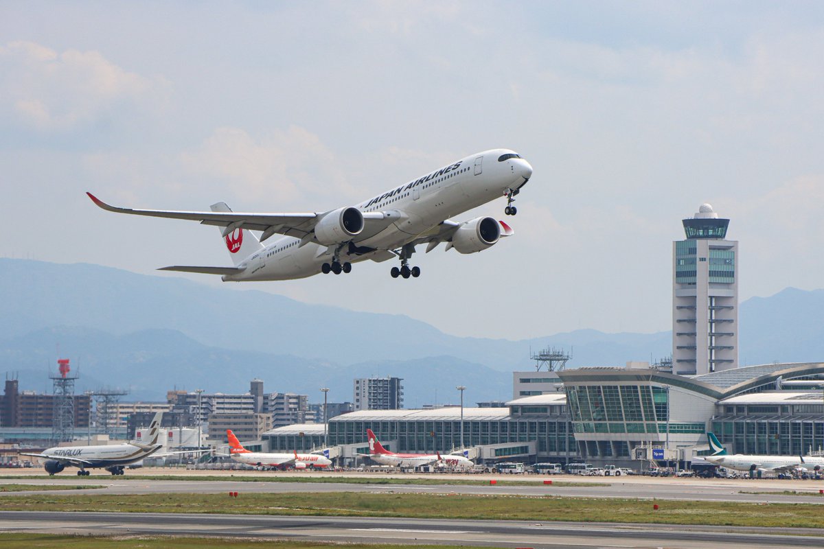 kirishima02010's tweet photo. @JAL_Official_jp #JALみんなのベストショット 
乗らせて頂いたことはないですが、風景に合うスタイリッシュでインパクトのある機体が好きです。 https://t.co/sNmbB4fxsV
