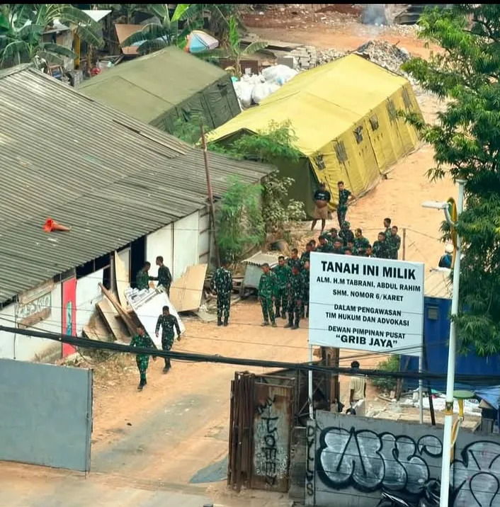 keluhkesahkonoh's tweet photo. puluhan anggota TNI terlihat mendirikan tenda di sebuah lahan kosong di Jakarta Pusat.

di lokasi juga terlihat plang yang bertuliskan bahwa lahan tersebut berada dalam pengawasan tim hukum dan advokasi DPP GRIB JAYA. https://t.co/tY0GOVvb1s