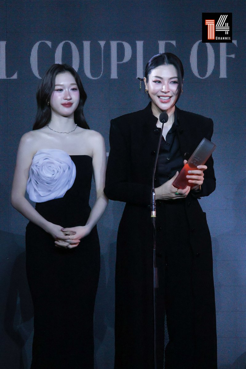 fourteenchannel's tweet photo. ขอแสดงความยินดีกับ "ฝ้าย - อะตอม"ได้รับรางวัล "HOTTEST GL COUPLE OF THE YEAR" ในงานประกาศรางวัล "Praew Awards 2026" 🏆✨

FAYEATOM PRAEW AWARDS PARAGON
#SiamParagonxPraewxFayeAtom 

#FayeAtom #FayePeraya #AtomPariya 
#PraewAwards2026 #Praewmag https://t.co/ftl2ALNTOS