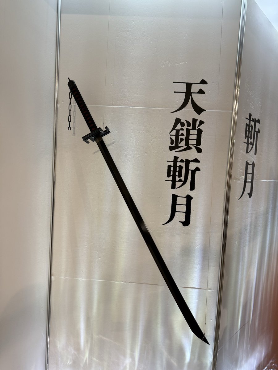 NaKa8943's tweet photo. BLEACH THE STORIES OF ICHIGO
歴代斬月が並んでた https://t.co/9ruXYhLkus