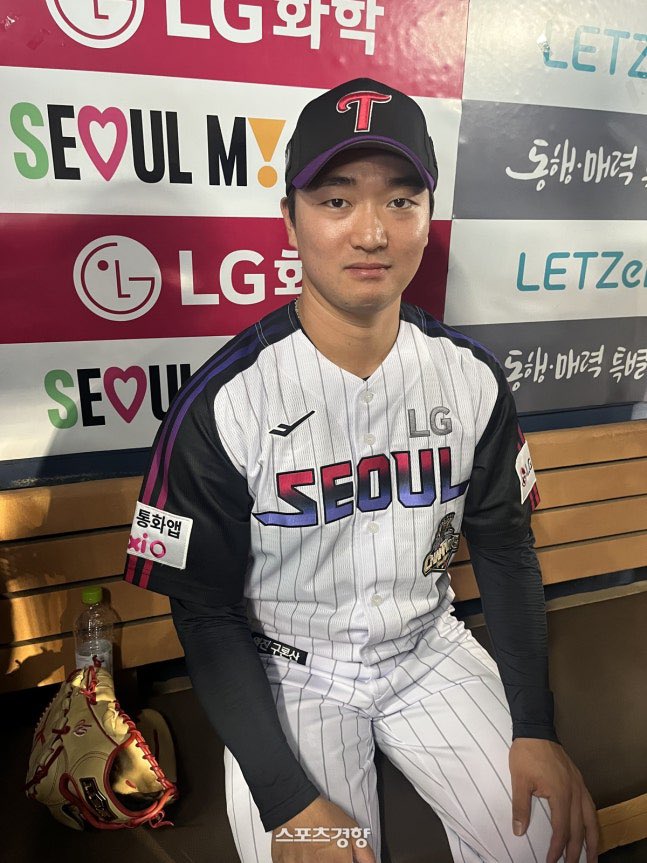 t_WIN_s31's tweet photo. LG 고우석은 3년 ���다린 팬들에게 SV로 화답했다 “기록 외의 무언가를 기억에 남게 하고파”[스경X현장] (출처 : 네이버 스포츠) https://t.co/HqefvDaGAs

마운드에 오를 때 자신을 향한 함성 소리를 들었다. 그때만 해도 고우석은 “지면 큰일 날 텐데라고 생각했다”며 웃었다. 그러면서도 “점수 차가 여유가 있는 상황이었으면 잠실구장 마운드의 느낌이 느껴졌을텐데 경기에 집중하다보니까 그런 느낌은 뒤로 하고 경기를 했다”고 말했다.