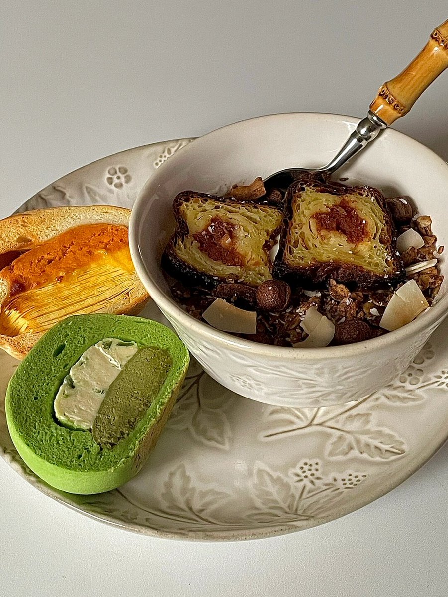 popps119829's tweet photo. [Just had a cozy homemade oatmeal bowl topped with fresh blueberries and a sprinkle of cinnamon—my go-to morning pick-me-up!]， https://t.co/eUUHuRXIBt