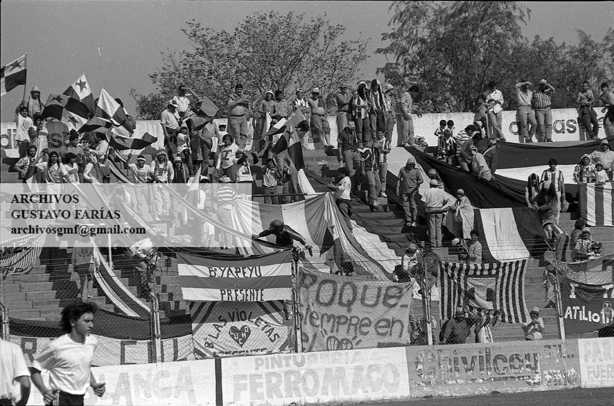 gfarias_MundoD's tweet photo. #UnaFotoCulaquiera
Hace 33 años (4/9/1993). Chaco For Ever 0 - Talleres 0. Tercera fecha del Nacional B, en Chaco.
Parte de la hinchada de la "T" en las tribunas chaqueñas. https://t.co/9Rc1MGP1z7