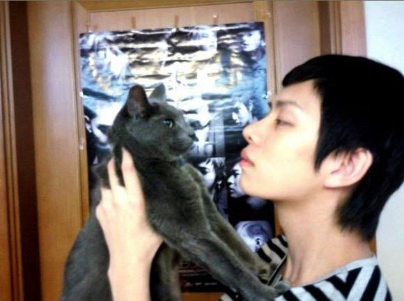 sujusapphire59's tweet photo. So heart-breaking. ELF are here for you Heechul.😢😭😭😭😭
💙We remember and will always have him in our hearts.💙

Heebum will always be incredibly beloved by the fandom. Heechul received his famous Russian Blue cat, Heebum, as a gift from his fan club, ELF, in late 2006.

In August 2006, Heechul was involved in a severe car accident that left him with a fractured left leg, requiring major surgery and metal rods to be inserted.
 
While he was away from home for schedules, his previous Russian Blue cat, Yamchae, ran away. To comfort him and help him heal, ELFs gifted him a new Russian Blue kitten born on September 11, 2006.

The cat's official full name is HanJay HeeBum. It was named by combining the names of four close friends and roomates at the time: Han Geng, Jay Kim (from the band TRAX), himself and Kibum.
Source: https://t.co/Q7OWDMrMhi