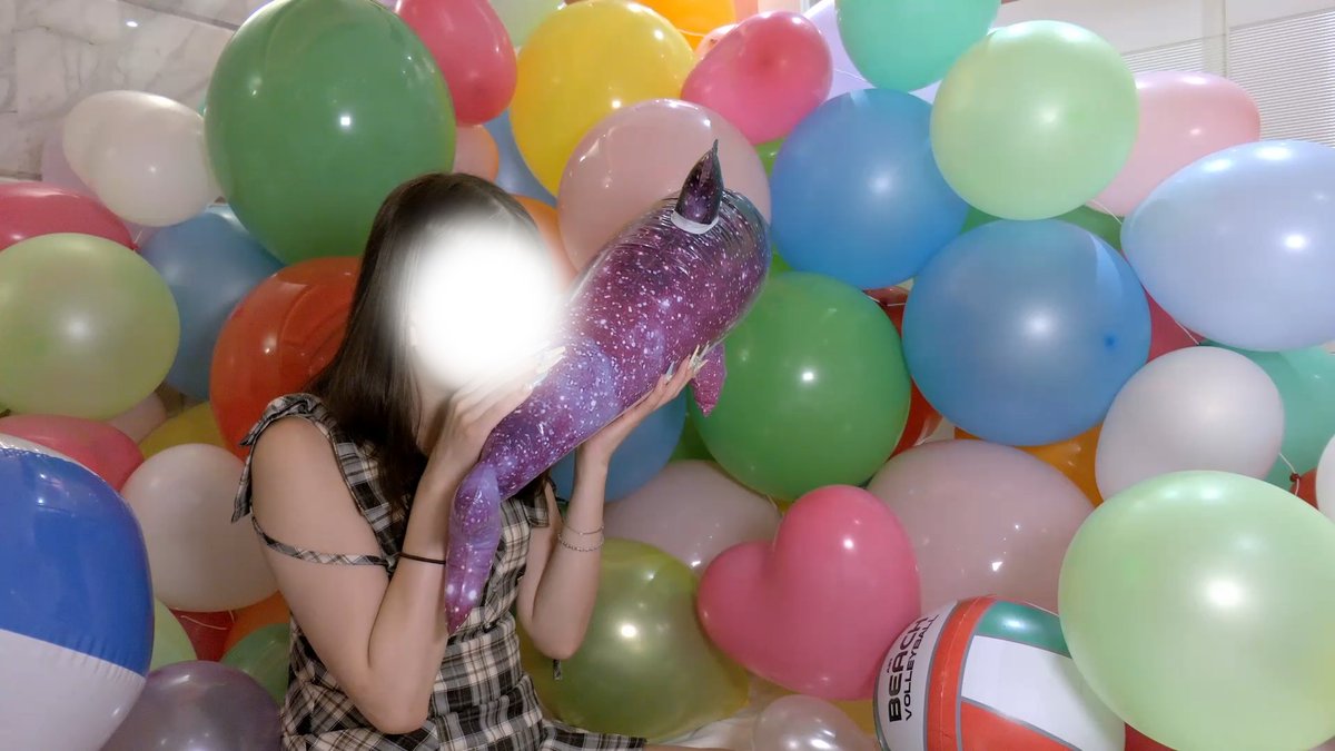 BalloonClip's tweet photo. 【#157 みゅうさんのビーチボール＆イルカさん膨らまし】

肺活量4000mlのみゅうさんがビーチボール2個とイルカフロートを膨らませます。

ほっぺたをパンパンに膨らませながら太く長い息を吹き込み、空ビを膨らませました。 https://t.co/eCFwn8MtAy
