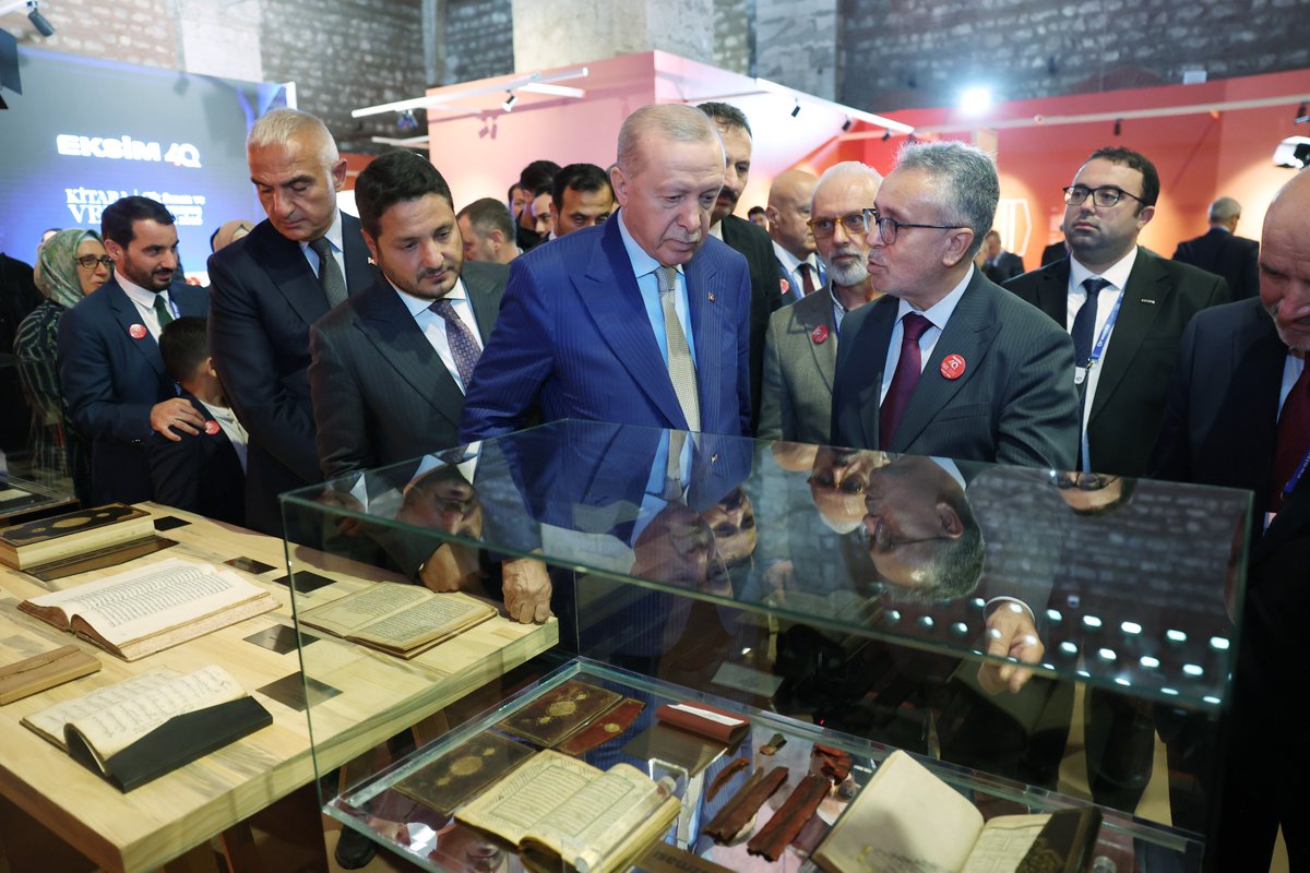 RTErdogan's tweet photo. Eksim Holding’in 40’ıncı yılı vesilesiyle açılışını yaptığımız “Kitaba Vefa: Cilt Sanatı ve Restorasyon Sergisi”nin hayırlı olmasını temenni ediyorum.

Sergide yer alan eserleri büyük bir titizlikle ihya eden tüm mücellitlerimize emekleri için şükranlarımı sunuyorum. Ellerine, gönüllerine sağlık.
