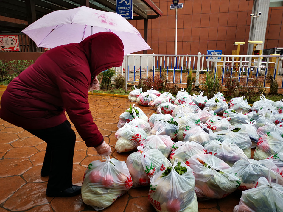 trufp703234's tweet photo. A stranger helped me pick up all my spilled groceries in the rain, no questions asked. Restores so much faith in small kindnesses.， https://t.co/EAPPxXY3SB