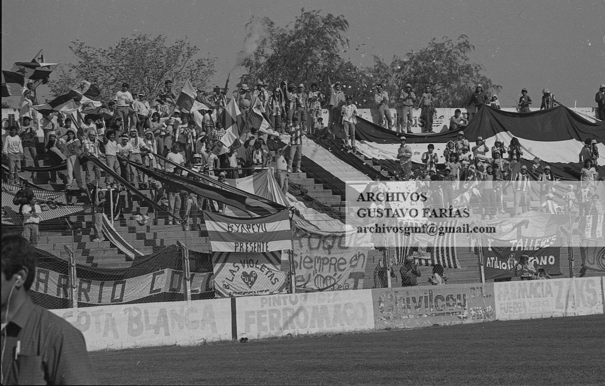 gfarias_MundoD's tweet photo. #UnaFotoCulaquiera
Hace 33 años (4/9/1993). Chaco For Ever 0 - Talleres 0. Tercera fecha del Nacional B, en Chaco.
Parte de la hinchada de la "T" en las tribunas chaqueñas. https://t.co/9Rc1MGP1z7