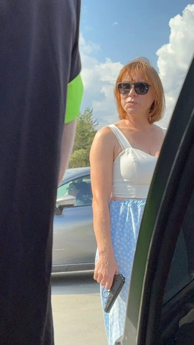 Tweet4AnnaNAFO's tweet photo. 🔥 russia’s fuel crisis has entered the “bring a gun to the gas station” stage. Yekaterinburg https://t.co/fPzIWmjfUt