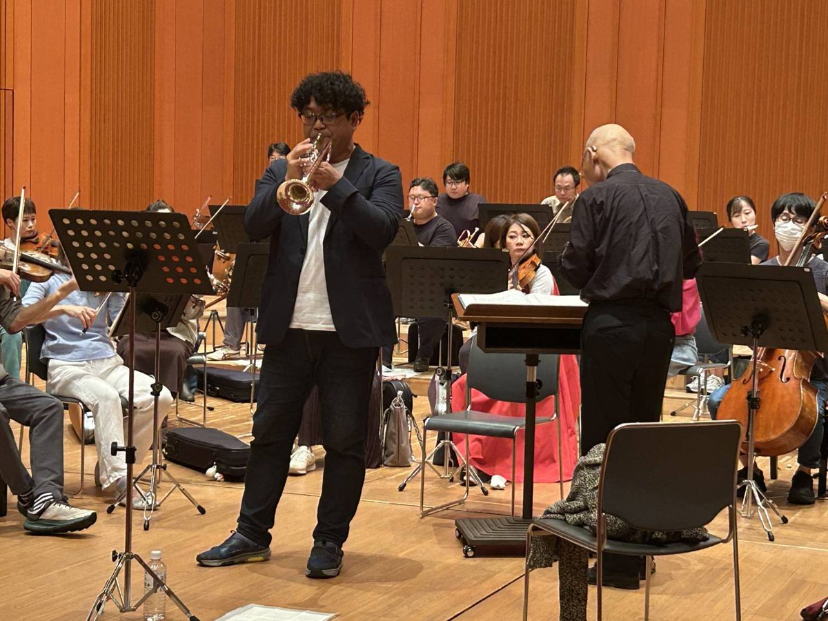 NaraPhilharmony's tweet photo. 【奈良フィル 第59回定期演奏会】
リハーサル2日目🎻
ハイドンのトランペット協奏曲。
当時のトランペットは、今のように自由に音階を吹ける楽器ではありませんでした。そこに、さまざまな音を出せる画期的なトランペットが登場します🎺
ハイドンは新しい可能性を存分に引き出してこの曲を書きました😊 https://t.co/xK3Ilq6MZS