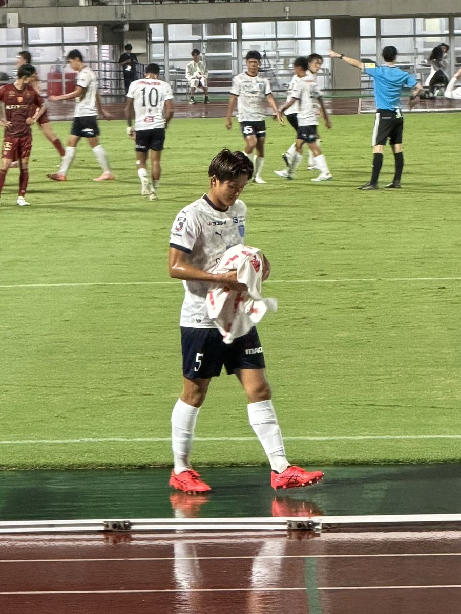 ichigo727's tweet photo. 細井くん丁寧に拭いてからのロングスローでした⚽️ https://t.co/9TbtzZ5mqs