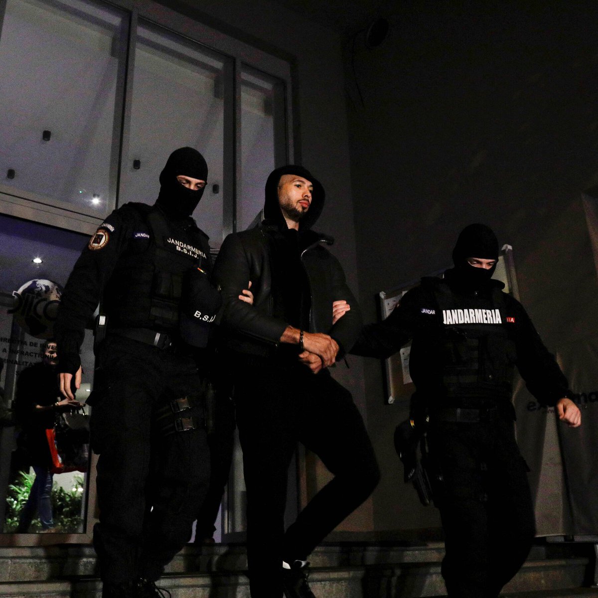 hezamedia's tweet photo. Abashinjacyaha bo muri Romania bashyikirije urukiko ku mugaragaro Andrew Tate, icyamamare ku mbuga nkoranyambaga, bamushinja ibyaha birimo gucuruza abana, kunyereza amafaranga, gukora imibonano mpuzabitsina n’umwana utarageza ku myaka y’ubukure. https://t.co/csnZsXbojh