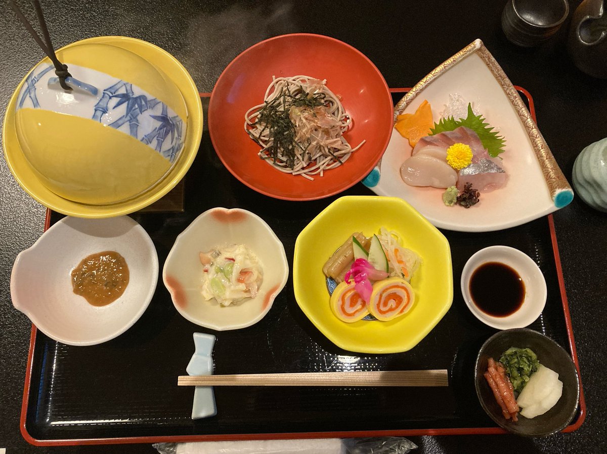 Cruyjff_'s tweet photo. 出雲の宿の飯、うまかった。
島根牛、刺身（ブリ、ばとう（馬頭鯛）、平貝）、のどぐろの塩焼き！！　とてもうんまい！！！　出雲は三回目、大好き！　プラスティック・ラブ、不思議なピーチパイ♪ #ゆーりら https://t.co/xqjBTCuo1v