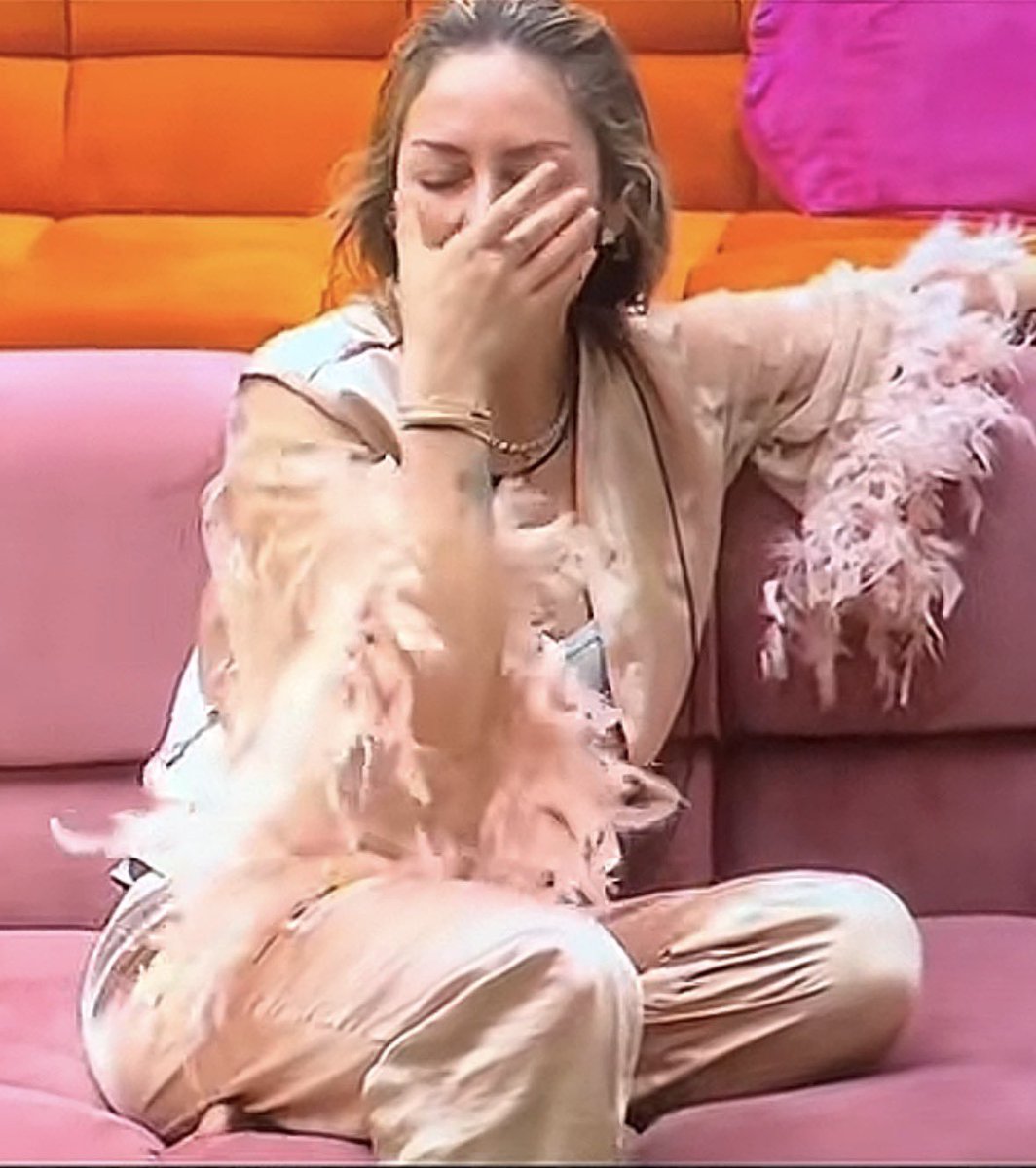 evymg07's tweet photo. @coolandprettyy Jajajaja 
Lo que es querer tapar el solo con el dedo 🤣 
Día y noche 3 imbéciles en especial, insulto tras insulto cada que podían, no se la sacaban del hocico, sacan a la 💩 mayor y ahora, campaña de pobrecitos. 
Ahora que paso? Los llevados no aguantan o como fue? 🤣 https://t.co/nrWu7PmAAB