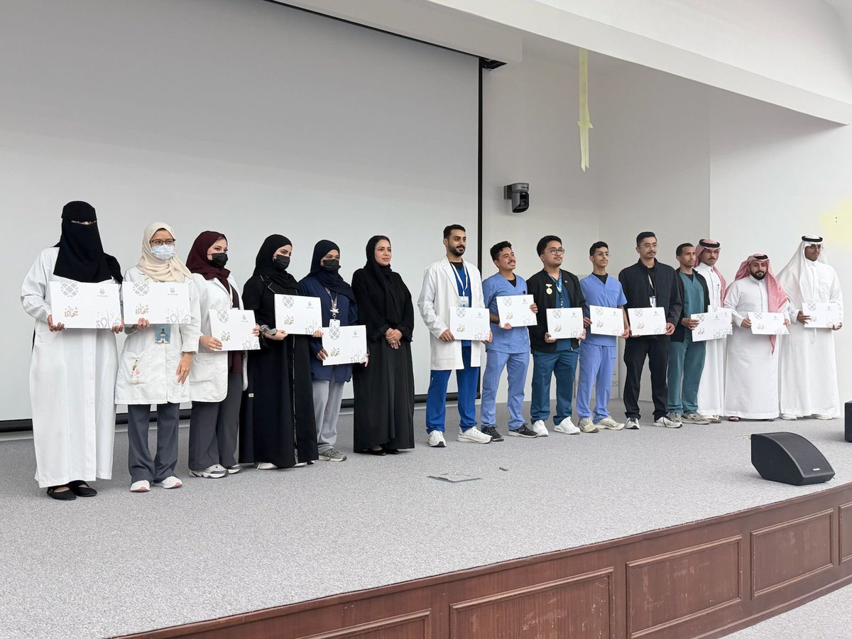 UQU_Nursing's tweet photo. كما شهد اللقاء تكريم رواد التميز؛ تقديرًا لإنجازاتهم وتميزهم، وتعزيزًا لثقافة التميز والتحفيز بين طلبة الكلية.

#كلية_التمريض_بجامعة_أم_القرى
#عمادة_شؤون_الطلاب_بجامعة_أم_القرى https://t.co/4sbMtOxTgB