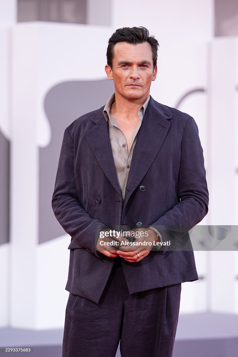RupertFriend_JP's tweet photo. 2026/9/3 ヴェネツィア国際映画祭レッドカーペット。『My Notes on Mars』主演のマッケンジー・デイヴィスと。たくさん写真が上がっています。（キャプションが別の作品名になってるけど…）
https://t.co/Kn1tBF6JyY https://t.co/BmH57WEESd