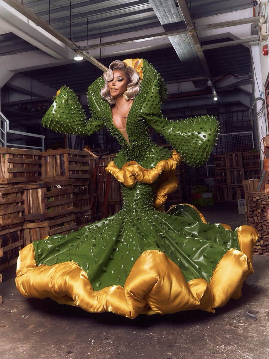 tomboyniari_'s tweet photo. Drag Race Down Under Vs The World was made for @m1ssjadeso to take home that fucking crown!!!👑 

so proud of goddessa for being part of finale! her drag was so damn elevated in this season, she SERVED EVERYTHINGGG GAGNESSA #TeamM1ssJadeSo https://t.co/pltfBHgQSj