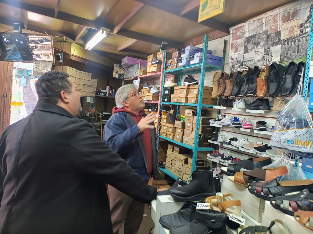 RecavarrenO's tweet photo. Recorrimos Diagonal 80 y charlamos con Ricardo González, dueño de Popin’s, una zapatería familiar con más de 40 años.

En estos tiempos de preocupación por la caída del consumo que golpea a los comercio, es fundamental escuchar y acompañar a quienes sostienen el trabajo. https://t.co/FTyaNUGAKW