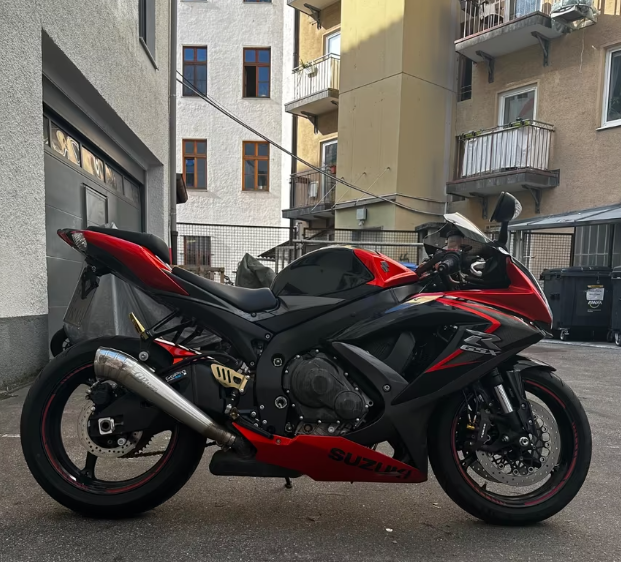 NikolDavi's tweet photo. Suzuki GSX-R750❤️🖤 https://t.co/9Xvqroqj07