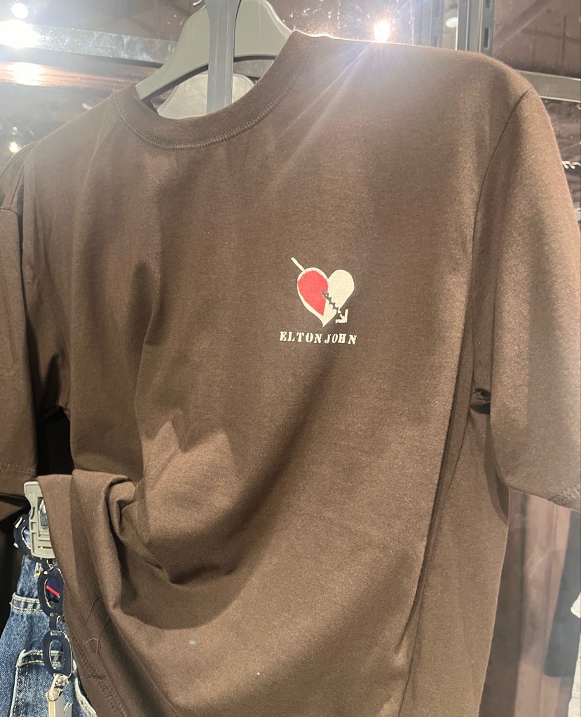 bewitchedaudrey's tweet photo. se o orkut ainda existisse, eu já teria criado a comunidade “odeio camisa com estampa bonita nas costas” https://t.co/Sm2Z8EOTRU